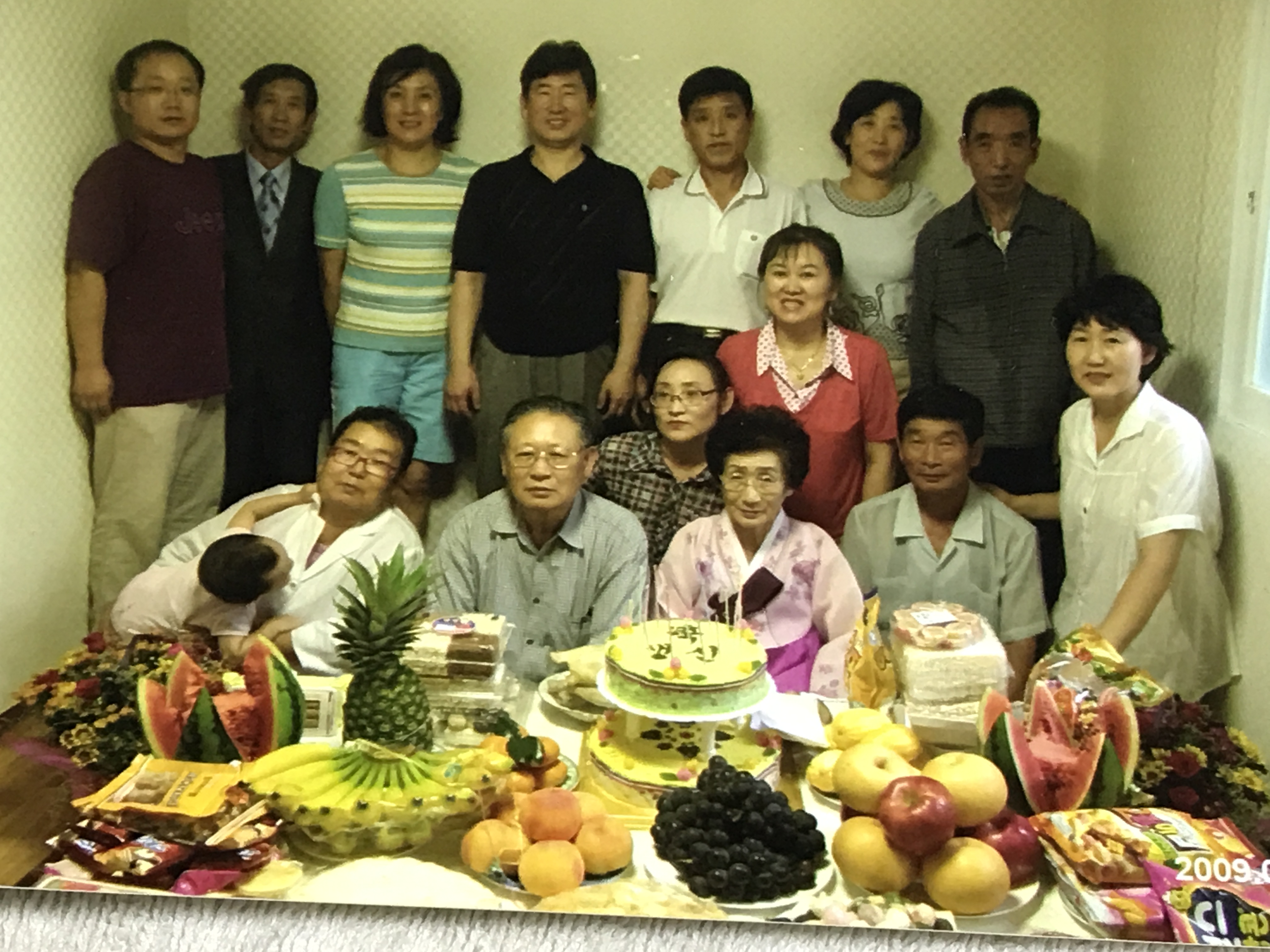 ▲ 한국에서 가족들과 함께 했던 계순고모 팔순잔치, 왼쪽에 호석삼촌
