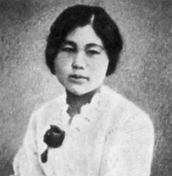 ▲ 프롤레타리아 국제주의를 실천한 한국인 최초의 여성 사회주의 혁명가 김알렉산드라 페트로브나 스탄케비치김알렉산드라는 한국어, 러시아어, 중국어에 능통한 한국인 최초의 공산주의자이자 휴머니스트 혁명 여성으로서 1917년 10월 러시아 볼셰비키 혁명에 참여했다. 사회주의 정당으로선 한국 최초이자 아시아 최초인 한인사회당을 창립하는 데 산파 역할을 했으며 반혁명파(백위대)에 체포, 처형될 당시 극동지방 혁명의 중심도시 하바로프스크 시 당서기로 활약 중이었다. 2009년 대한민국 건국훈장 애국장이 추서되었다.