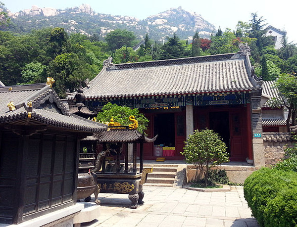 칭다오 라오산(嶗山) 타이칭궁(太清宮) 사진 출처 : Wikimedia