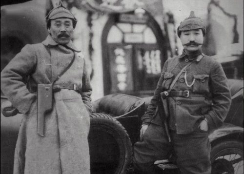 최진동 장군과 홍범도 장군이 레닌에게서 권총과 군복을 선물받고 기념촬영을 하고 있다.