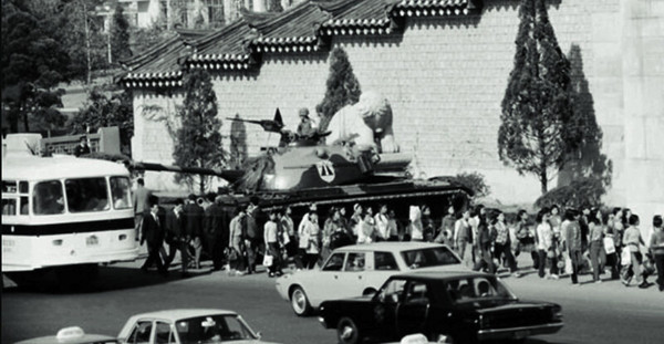 1972년 10월17일 유신 첫날 서울 광화문 앞에 등장한 탱크. (<한겨레> 자료사진)