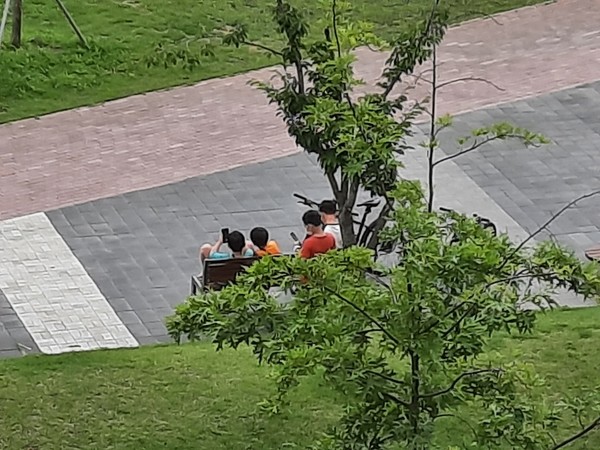 2020년  여름 한국 자가격리 중 집 앞 : 초등학생으로 보이는 아이들이 모여 핸드폰만 보는 모습