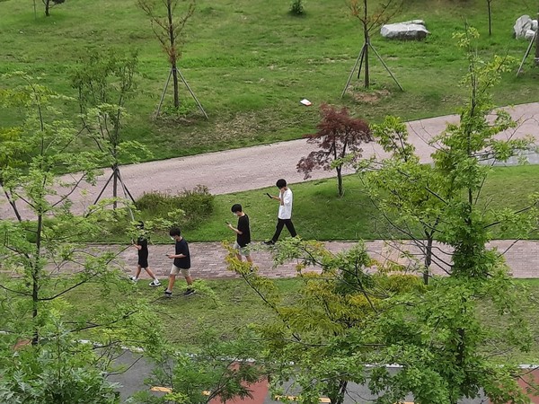 2020년  여름 한국 자가격리 중 집 앞 : 중학생으로 보이는 아이들이 핸드폰을 보며 걸어가는 모습