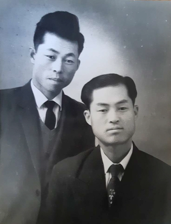 젊은 시절 남편(오른쪽)이 친구와 찍은 사진.