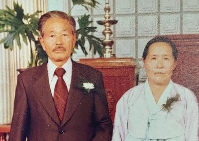 슬하에 1남2녀를 둔 필자의 부친 고 김택동(왼쪽)씨와 모친 이수방(오른쪽)씨가 1977년 큰아들의 결혼식 때 나란히 섰다.