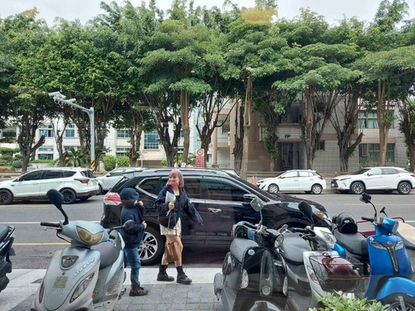 12월의 대만. 브런치 카페에서 바라본 거리. 대만에서는 남녀노소 오토바이를 탄다. 그래서인지 20도만 되어도 다운재킷을 입고 다님. 