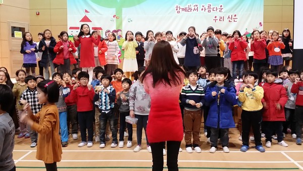 2014학년도 졸업식에서 형들의 졸업을 축하하면서 노래 공연을 하는 1학년 어린이들
