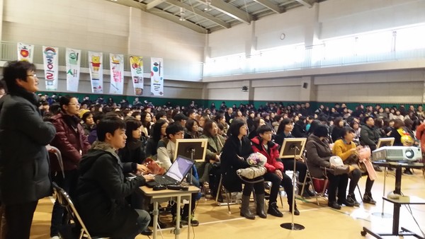 2015년 2월 13일, 2014학년도 6학년 졸업식에서 영상 지원을 하고 있는 교사들과 졸업식에 참석한 학부모들과 어린이들, 서울 신은초에서는 많은 활동들이 교사들과 어린이들, 학부모 등 교육주체들의 참여 속에서 중요한 결정들을 하여 결정된 것들이 많았다.