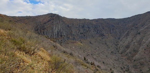 영실 계곡을 병풍처럼 감싸고 있는 주상절리의 병풍바위와 그 오른쪽에 늘어선 1,200여 개의 조면암질의 안산암 돌기둥들이 늘어서 있다. 그 돌기둥들은 오백장군 또는 오백나한이라 부른다.