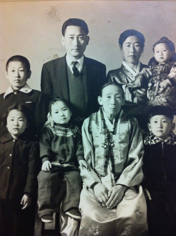 김성녀 여사와 큰아들 최붕우의 가족사진