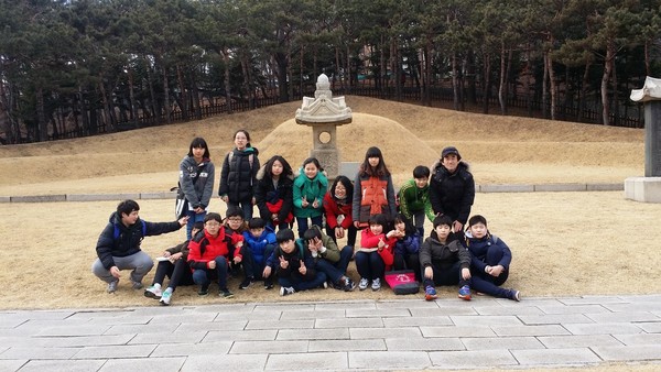 북악산을 타고 내려와 효창공원에 묻혀있는 <백범 선생> 묘소를 아이들과 함께 참배하고 찍었던 기념사진이다.