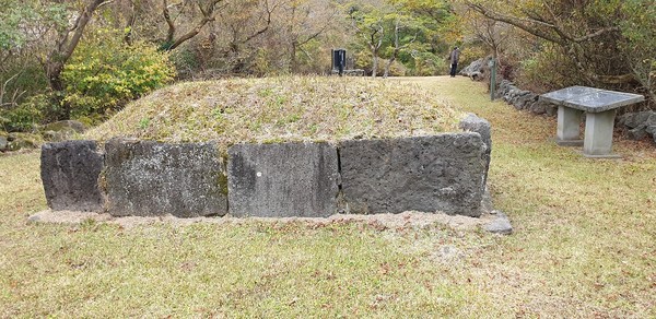<방묘> 네모진 묘이다. 방묘는 고려 말과 조선 초기에 제주에서도 볼 수 있다. 돌로 네 귀퉁이를 두른 무덤이다.