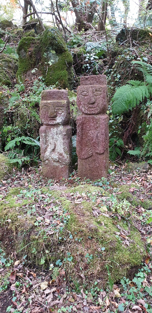 현무암에 조각이 되어 있는데, 남성이 여성보다 작게 표현되어 있는 특징이 있다. 남자는 왼손을 올려 잡았고, 여자는 오른손을 올려 잡은 것이 다른 동자상과 차이가 있다.