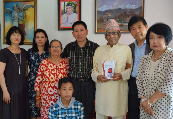2018년 9월 네팔의 국가시인 마덥 쁘라싸드 기미래 선생의 100세를 축하하고 한국네팔문학축전을 네팔학술원에서 열었다. 당시 함께 한 한국 시인들과 선생을 만났다.
