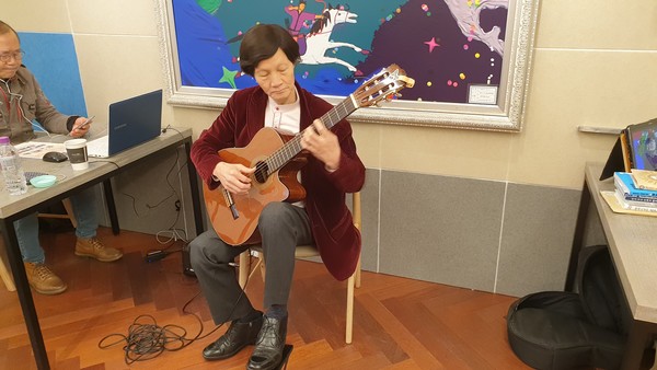 송형익 기타리스트  기타연주하는 모습.