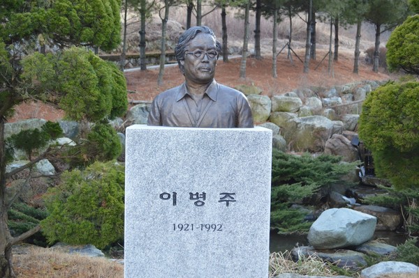                 사진-한겨레 포토- 대하소설 지리산의 작가 이병주--김수영으로부터 따귀를 맞았다는 그 분!!