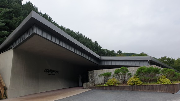    사진 --화천 이외수 문학관에서----화천군민들의 원성을 사고 있는 이외수님의 문학관!