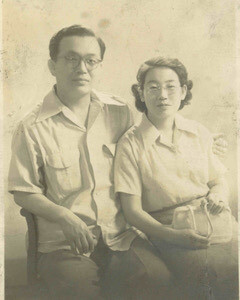 필자의 부친 박성철(왼쪽)과 모친 이남순(일선·오른쪽)은 일본 유학을 거친 엘리트로 1944년 결혼해 2남2녀를 뒀다. 사진은 1954년 일본에서 찍은 것으로, 수력기계 전문가였던 부친이 미국 출장 도중에 한국전쟁이 터져 도쿄의 맥아더 사령부에서 일한 까닭에 휴전 이후 모친이 찾아가 재회한 기념이었다. 