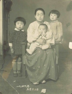 1949년 서울에 살 때. 왼쪽부터 둘째딸인 나 박은명(반아), 어머니 이남순과 남동생 세진, 언니 옥경 