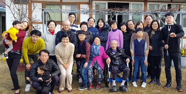 2018년 늦가을 어머니 구순 때 낙상으로 휠체어 탄 아버지와 고향집 마당에서 찍은 마지막 가족 사진. 오른쪽 셋째가 필자