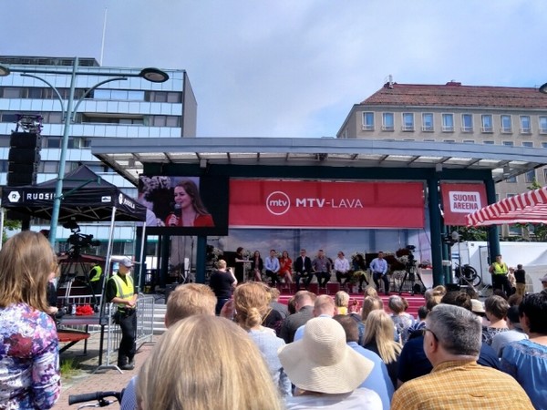 2019년 7월18일 핀란드 민주주의 축제인 ‘수오미 아레나’에서 정당 청년 조직 대표들이 토론하는 모습.(출처 : 한겨레 자료 사진)