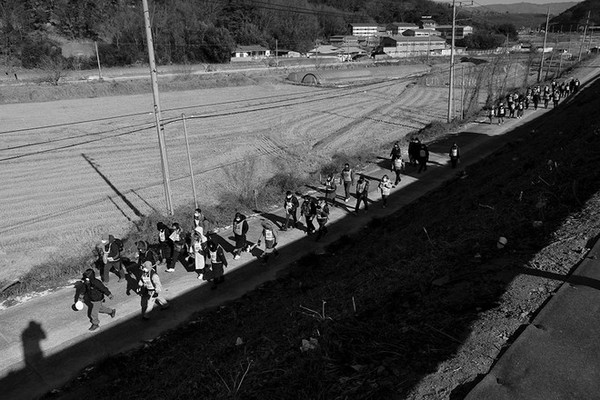 추동나무 휴게소에서 신동역 구간을 걷고 있는 '희망뚜벅이'들의 모습. ©️장영식 