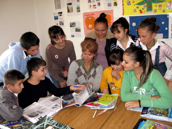 * 미국 남녀 학생들이 선생님을 사이에 두고 다양한 학습자료를 보면서 이야기를 나누는 장면(출처 : 구글 무료 사진)