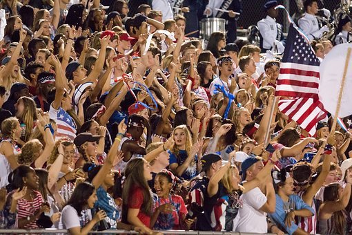 * 미국 고등학생들이 경기에서 성조기를 들고 응원하는 장면(출처 : 구글 무료 사진)
