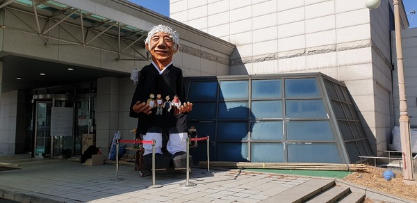 서울대 병원 장례식장 앞.  아픈 민중들을 끌어안고 있는 인자하신 백기완 선생님 모습을 형상화한 작품