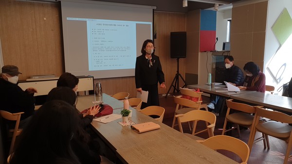 회장 인사말과  나갈 방향 을 전하고 있는 모습