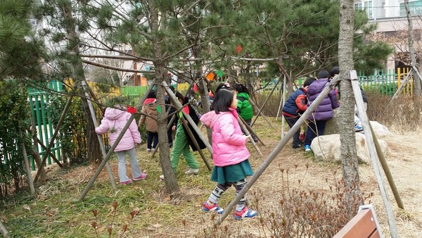 초등학교에 입학한 지 얼마 되지 않은 3월 중순 학교 숲으로 나가 솔방울 등 열매들을 찾는 활동을 하고 있다.(출처 : 김광철)