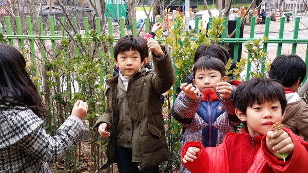 어린이들은 자신이 주은 열매를 들어보이며 자랑을 하고 있다.(출처 : 김광철)
