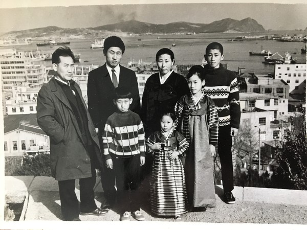 부산항이 내려다보이는 용두산공원에서 찍은 가족사진, 우리 가족은 특별한 날이면 용두산공원에서 기념사진을 찍곤 했다.  이 사진은 내가 중학교에 입학하는 기념으로 긴머리를 자르기 전에 한복을 차려입고 찍은 사진이다.