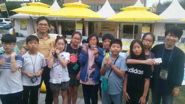 2016년경 학생들과 세월호광장 방문,(편지와 후원금 등 전달)