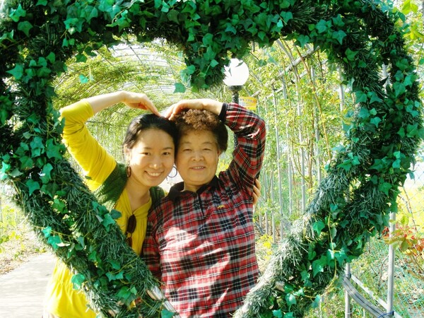 2009년 국가정원으로 지정되기 이전 전남 순천의 동천변 유채꽃밭으로 모처럼 가족 나들이를 갔을 때 함께한 어머니 장넙순