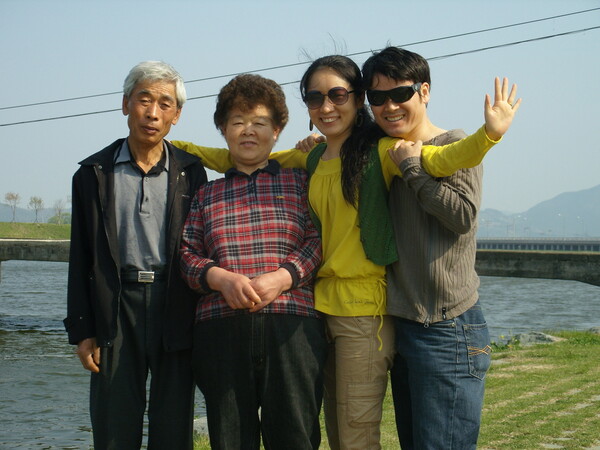 결혼 이듬해인 2009년 신혼인 큰딸 부부를 보러 온 부모님과 함께 집 근처 순천 동천변으로 나들이를 갔다. 왼쪽부터 아버지 정혜상씨, 어머니 장넙순씨, 필자 , 남편 이영섭씨