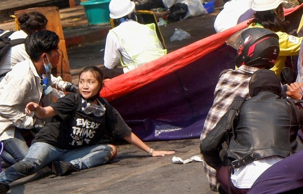 지난 3일 미얀마 만달레이에서 거리 시위 도중 사망한 치알 신(19)의 생전 모습. 만달레이/로이터 연합뉴스 (출처 : 한겨레)
