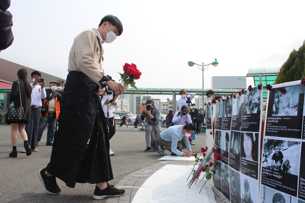  미얀마 쿠테타 세력에 항거하다 사망한 희생자들에게 꽃을 바치는 미얀마인