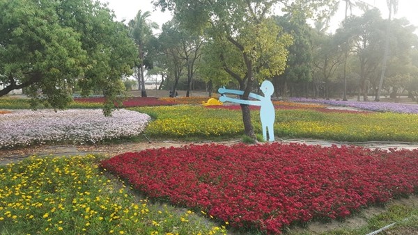 이곳 공원은 매년 설 무렵에 설맞이 꽃단장을 한다.(이른 아침 사진)
