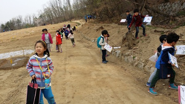 지양산 숲을 향해서 올라가는 길가에는 신정동 주말농장이 있어서 그 농장 주변에서 봄에 만날 수 있는 <냉이>, <꽃다지>, <황새냉이>, <제비꽃>, <봄까치꽃> 등  봄 풀꽃들을 채집하면서 주변 꽃 핀 식물들 찾기 활동을 한다.(출처 : 김광철)