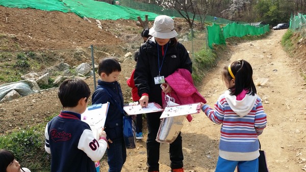 이런 야외 현장체험학습을 할 때는 시간 여유가 있는 학부모들을 도우미 교사로 참여시켜 학습하면 안전 관리 등 많은 도움이 된다.(출처 : 김광철)