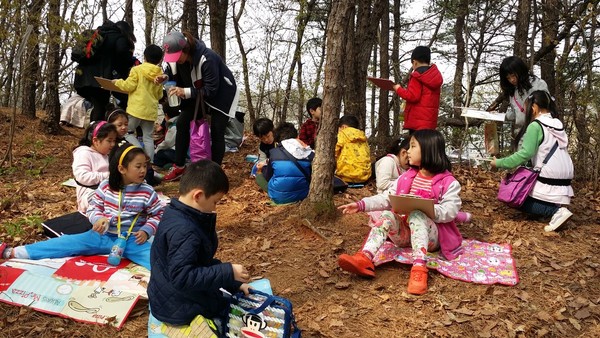 <숲 생태 학습>을 하면서 준비해간 간식 등을 숲에서 먹으면 더 좋은 경험이 될 것이다.(출처 : 김광철)