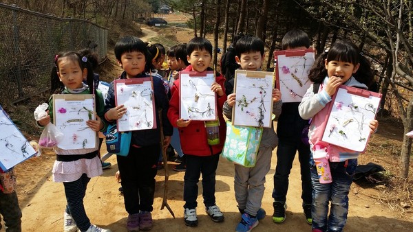 <숲 생태 학습>이나 <들꽃 관찰 활동>도 모둠을 편성하여 서로 협동하면서 학습을 하도록 하고 발표를 시키는 등의 활동을 하면 집중도를 높일 수 있다.(출처 : 김광철)