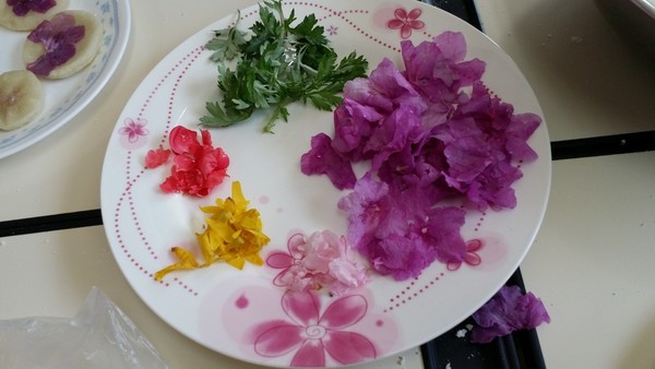 산에서 캔 진달래 꽃과 학교 주변 등에서 만날 수 있는 명자나무 꽃, 제비꽃, 쑥잎 등 독성이 없는 색깔이 있는 꽃이나 잎 등을 이용하여 <화전 만들기>를 하는 재료로 활용할 수 있다.(출처 : 김광철)