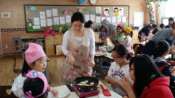 6학년 <어째짝반> 형들과 함께 두 개 교실을 활용하여 <화전 만들기>를 한다. 이 때 1학년 아이들을 위하여 학부모 도우미 교사들의 도움을 받아 학습을 진행하면 어렵지 않게 <화전 만들기>를 할 수 있다.(출처 : 김광철)