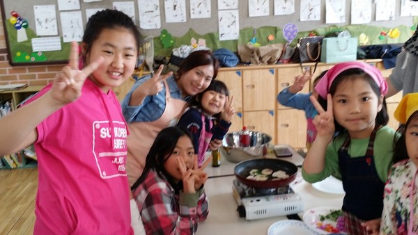 6학년 <어깨짝반> 형들과 함께 모둠을 편성해서 <화전 만들기>를 하면 서로 도우며 잘 진행할 수 있다.​​​​​​​(촐처 : 김광철)