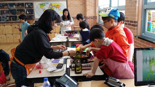 <화전 만들기 순서>에 따라서 화전 만들기를 해 나가는데, 화상을 입지 않도록 주의를 하고, 창의적인 화전이 만들어질 수 있도록 모둠별로 의논을 하면서 진행하면 더욱 좋은 활동이 될 것이다.(출처 : 김광철)