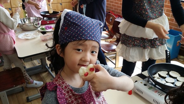 우리 반 다현이가 토끼 모양과 같은 화전을 만들어 자랑스럽게 들어 보이고 있다. 각자 창의적으로 만들어 볼 수 있도록 권장한다.(출처 : 김광철)