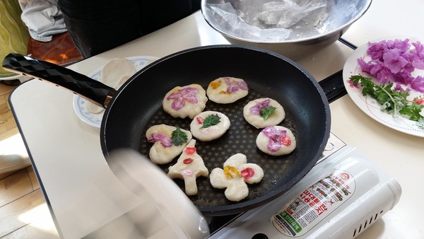  화전을 만들 때 주의할 것은 한쪽 면을 먼저 프라이팬에 지지고나서 뒤집고 거에 꽃잎을 붙여야 까맣게 타지 않는다. 잘 만든 화전은 이웃 학급과 나누어 먹고 모둠별로 모여 앉아 꿀을 찍어먹으며 정담을 나누기도 한다.​​​​​​​(출처 : 김광철)