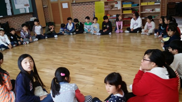 <어깨짝반> 형들과 함께 <화전 만들어 먹기> 활동이 끝나고 나면 이렇게 둘러앉아 형, 동생이 서로 어울려 게임을 하면서 친교의 시간을 나누면 더욱더 프르젝트의 완성도를 높일 수 있다.(출처 : 김광철)